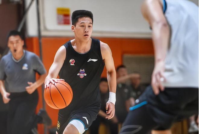 山东男篮发布备战花絮,今夜调整名单,荷甲任务艰巨,赛季目标并未改变(山东男篮队长最新消息) 山东男篮发布备战花絮,今夜调整名单,荷甲任务艰巨,赛季目标并未改变(山东男篮队长最新消息)