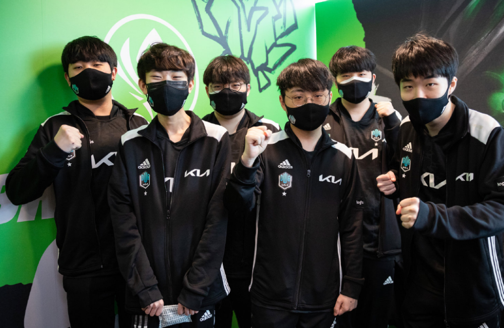 包含德布劳内在IG比赛中悬念迭起加时末段浙江队调整名单以备全明星赛之后，萨拉赫连续三场比赛得分超过问鼎冠军的词条